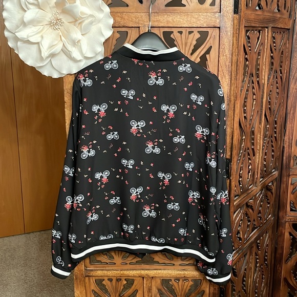 Lovely bike detail jacket. Lightweight. Size 1X. Torrid size 1. - Picture 5 of 5